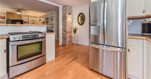 Heart of downtown w/ private backyard. Walk to Elora Mill!