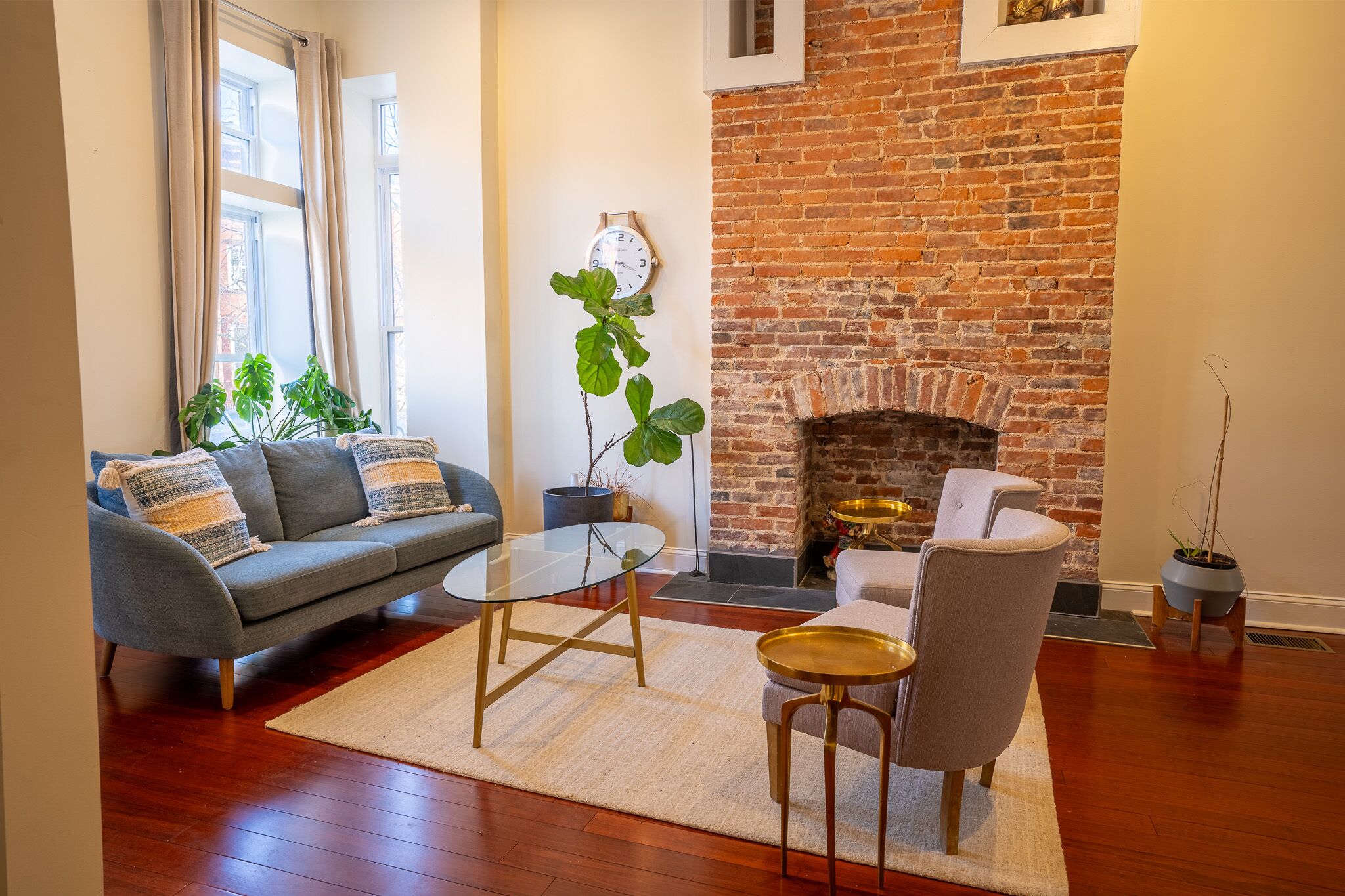 Modern Retreat Near John Hopkins Central Location Free On-Site Parking 