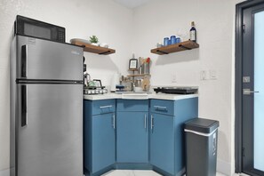 Frigorifero, microonde, piano cottura, macchina per tè/caffè