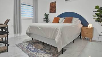 1 habitación, escritorio, tabla de planchar con plancha y cuna de viaje