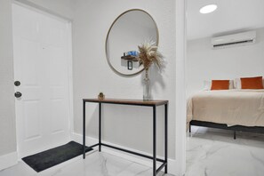 1 Schlafzimmer, Schreibtisch, Bügeleisen/Bügelbrett, Reisekinderbett