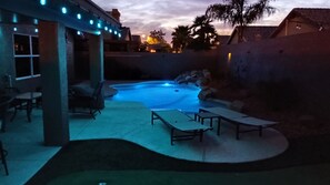 Utomhuspool och uppvärmd pool