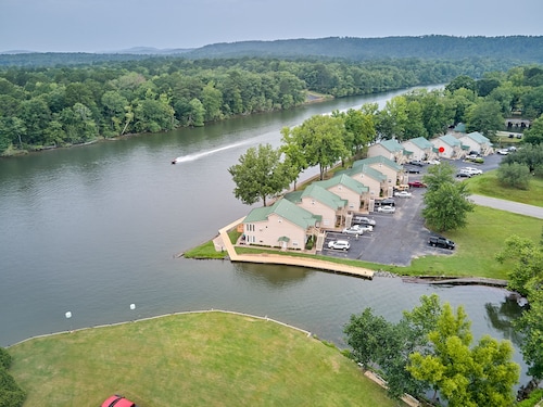 Lake Front in Hot Springs!   Cozy, Water views and more!
