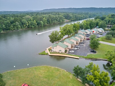 Lake Front in Hot Springs!   Cozy, Water views and more!