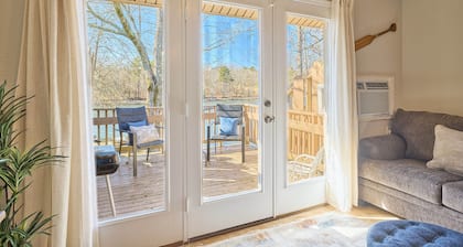 Lake Front in Hot Springs! Cozy, Water views and more!
