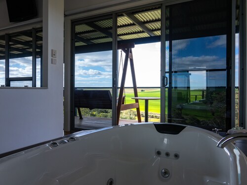 Barossa Pavilions - a luxurious, self-contained hillside retreat