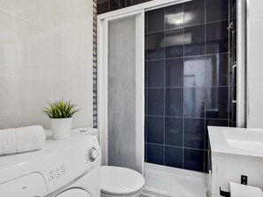 Douche, sĂšche-cheveux, serviettes fournies