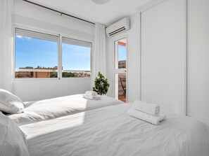 1 bedroom, iron/ironing board, WiFi, bed sheets - Sol Montemar 57 - Terrace, Swimming Pool, Parking, 200m from the beach (Torremolinos)