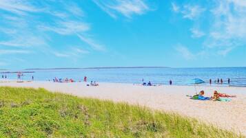 Beach nearby, sun loungers, beach towels