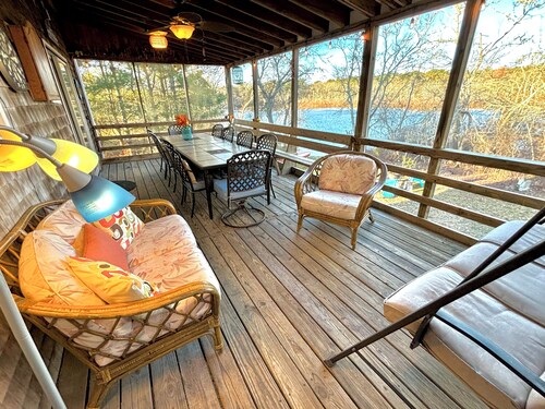 Serene Waterfront Cottage, Private Dock, Walk to Beach, Golf, Ferry, Cafe & Shop