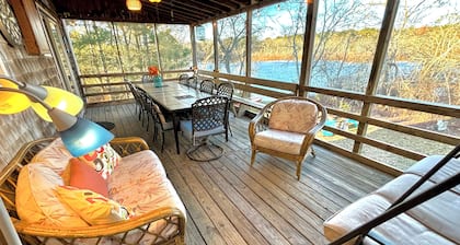 Serene Waterfront Cottage, Private Dock, Walk to Beach, Golf, Ferry, Cafe & Shop