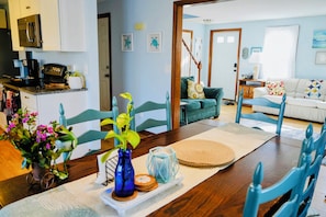 Smart TV, fireplace, DVD player, books - Serene Waterfront Cottage, Private Dock, Walk to Beach, Golf, Ferry, Cafe & Shop (Barnstable)