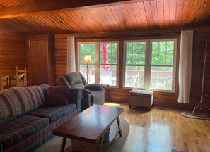 Smart-tv, dvd-spelare och böcker