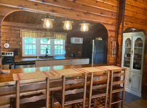 Kylskåp, mikrovågsugn, ugn och spishäll