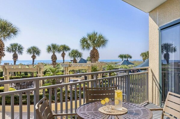 Outdoor dining - Beautiful Beachfront Marriott Vacation Club at Barony Beach in Hilton Head, SC (Hilton Head Island)
