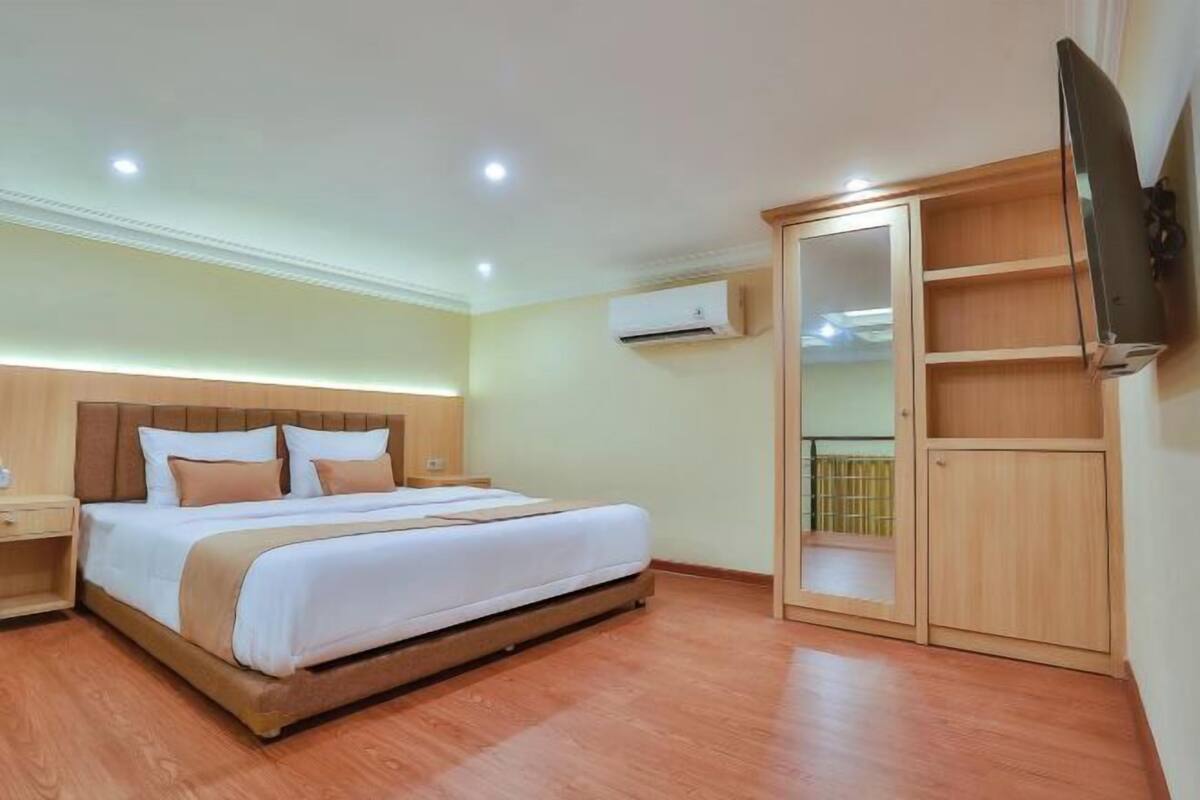 1 bedroom, desk, blackout drapes, soundproofing