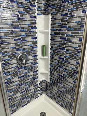 Dusche, Haartrockner, Handtücher, Seife
