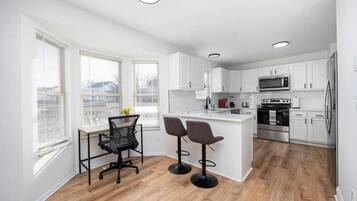 Een koelkast, een microgolfoven, een oven, een kookplaat