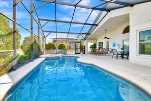 Una piscina al aire libre, una piscina climatizada
