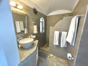 Dusche, Haartrockner, Bidet, Handtücher