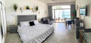 2 makuuhuonetta, tallelokero huoneessa, työpöytä, silitysrauta/-lauta