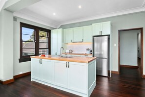 Mikroaaltouuni, liesi, astianpesukone