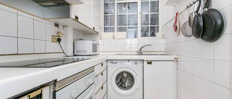 Frigorífico, microondas, horno y placa de cocina