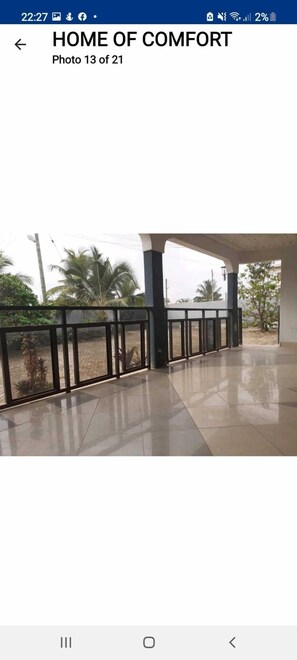 Property grounds - Inviting 3-Bed Apartment in Kumasi Ashanti Ghana (Kumasi Ashanti Ghana)