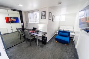 Iron/ironing board, WiFi, bed sheets - Captivating 1-Bed Studio in Birmingham (Birmingham)