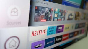 Un écran de télévision affiche l’interface d’un service de diffusion en continu, avec plusieurs logos, notamment ceux de Netflix et de Twitch.