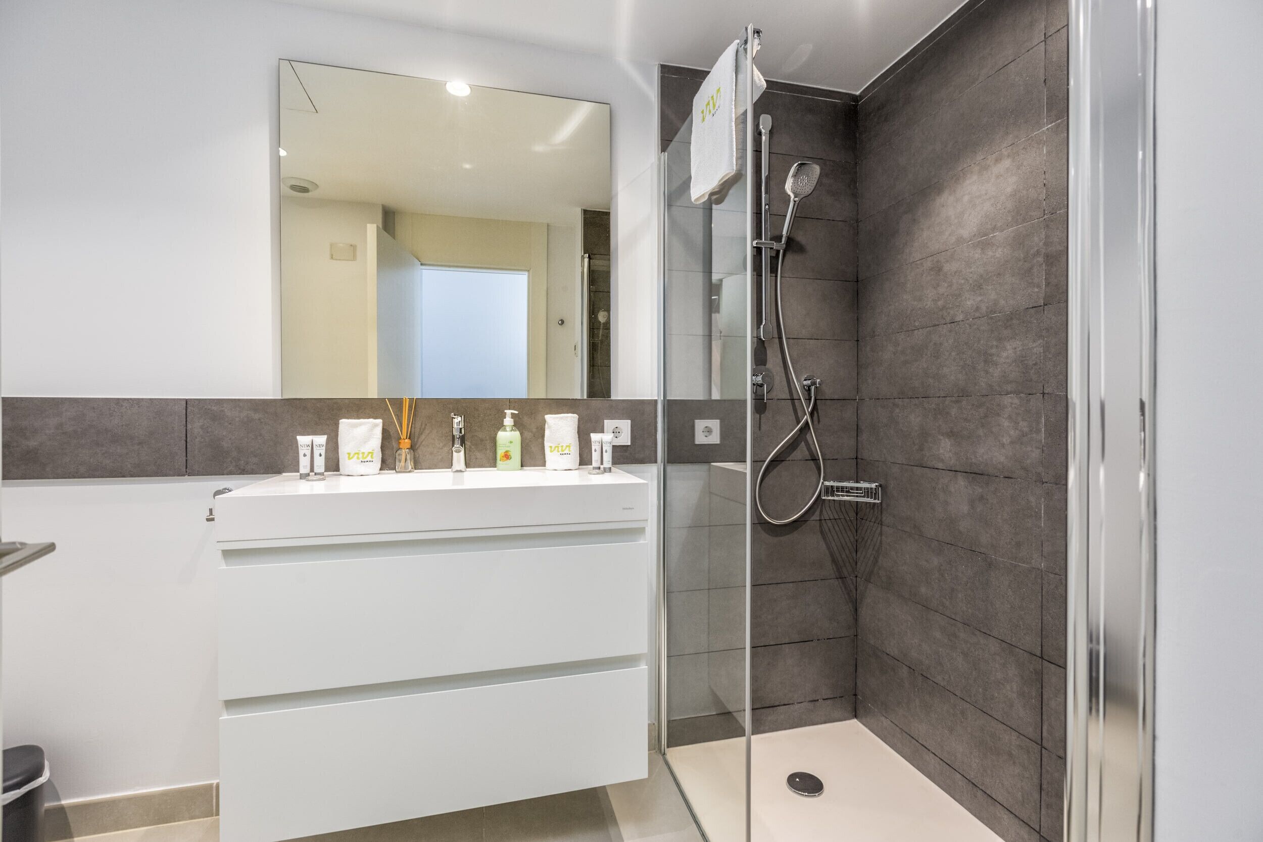 淋浴设施、吹风机、毛巾、肥皂