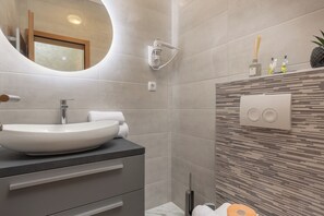 Een douche, een haardroger, handdoeken