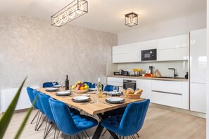 Kitchen and dining area - Family Resort Santa Maria II Penthouse, Stara Novalja, Croatia (Stara Novalja)