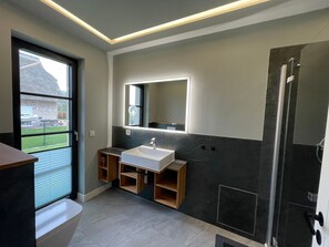 Unclassified image, 2 of 23, button