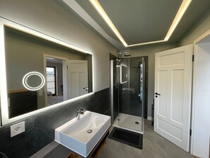 Unclassified image, 5 of 23, button