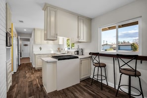 Kjøleskap, mikrobølgeovn, ovn og kokeplater