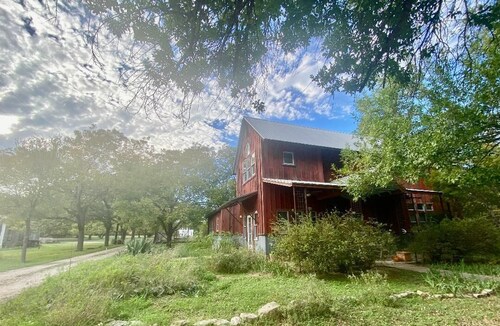 Gorgeous Farmhouse on 10 beautiful acres in the heart of Wimberley-pet friendly