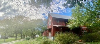 Gorgeous Farmhouse on 10 beautiful acres in the heart of Wimberley-pet friendly