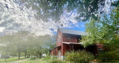 Gorgeous Farmhouse on 10 beautiful acres in the heart of Wimberley-pet friendly