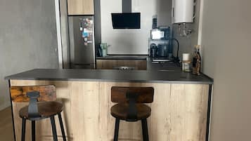 Refrigerador, microondas, horno, cafetera/tetera