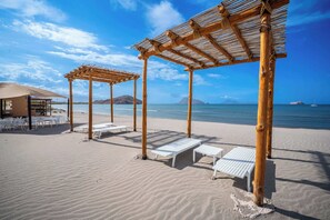 On the beach, sun loungers, beach towels - Oceanfront 2BR| Danzante Bay's Best View l Golfers (Ensenada blanca)