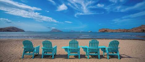 Am Strand, Liegestühle, Strandtücher