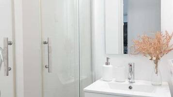 Douche, sèche-cheveux, serviettes fournies