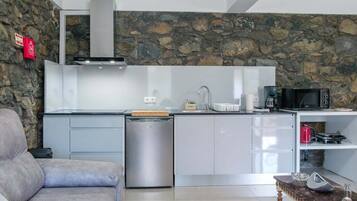 Jääkaappi, mikroaaltouuni, kahvin-/teenkeitin, leivänpaahdin