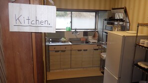 Jääkaappi, mikroaaltouuni, leivänpaahdin, riisinkeitin