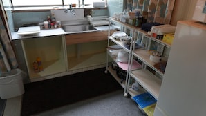 Fridge, microwave, toaster, rice cooker - Cosmos Guesthouse Iya Valley (Miyoshi)