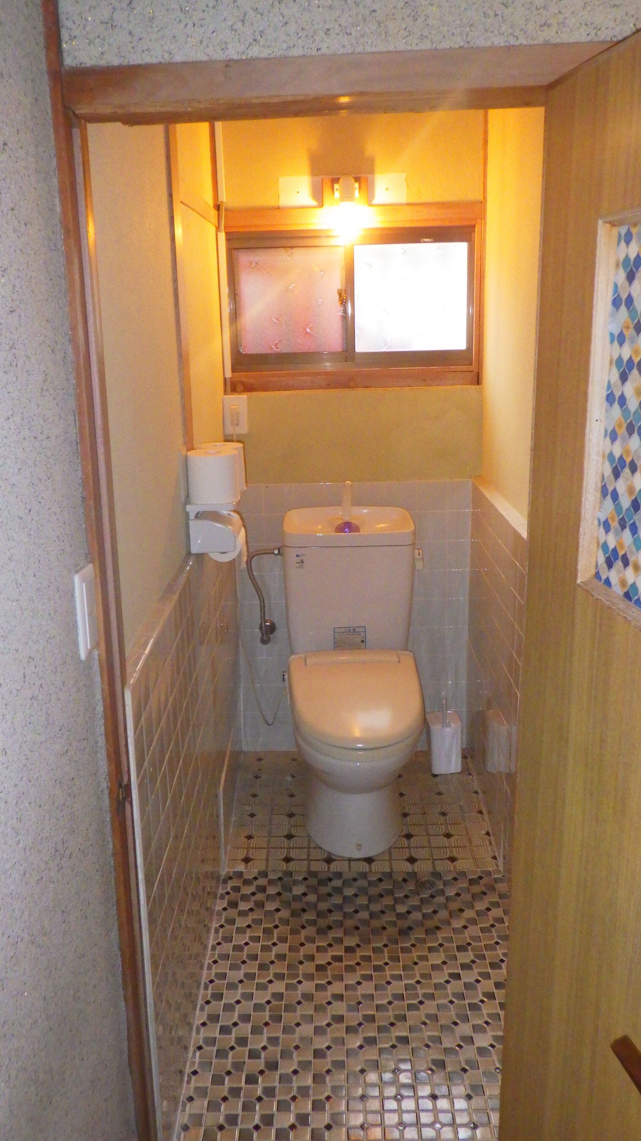 Combined shower/bathtub, towels