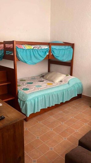 3 chambres, fer et planche à repasser, Wi-Fi, draps fournis