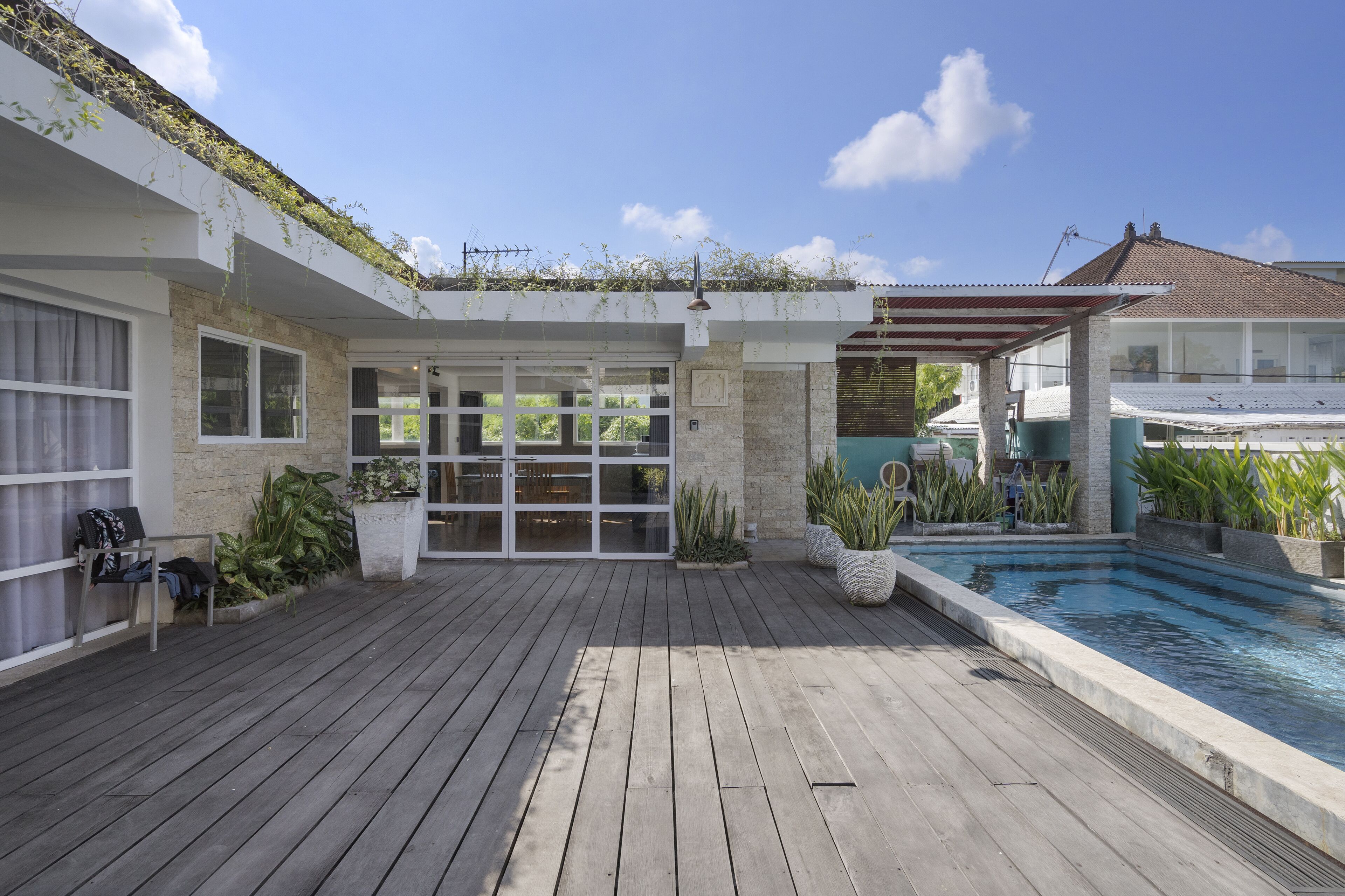 Una piscina al aire libre
