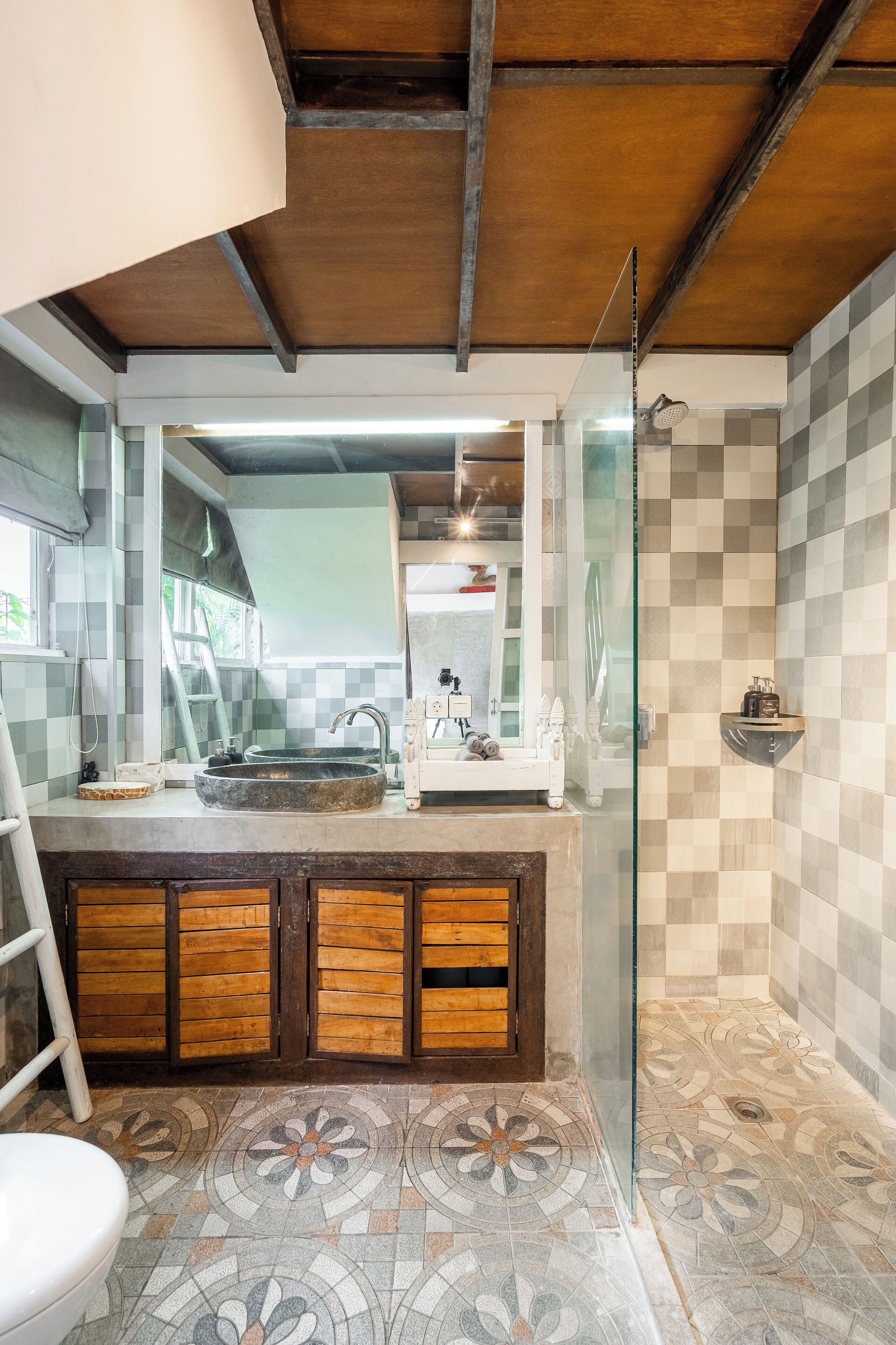 Shower, perlengkapan mandi gratis, pengering rambut, dan handuk